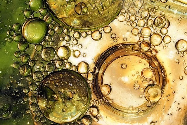 Alcol etilico in laboratorio con bolle in superficie