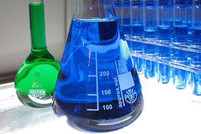 Provette e beute per l'analisi di laboratorio dell'etanolo