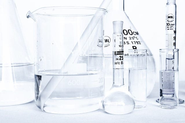 Vetreria da laboratorio per la distillazione dell'alcol